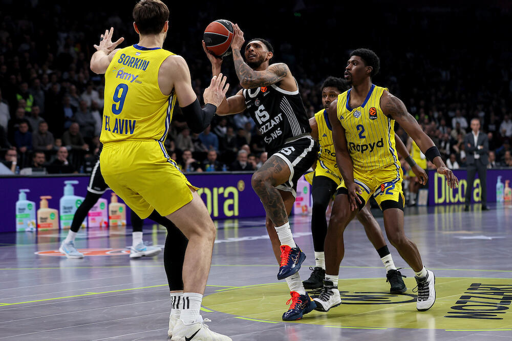 PARTIZAN RAZBIJEN NA SITNE DELIĆE! Makabi uništio crno-bele na debiju Penjaroje i Pejna (Foto)