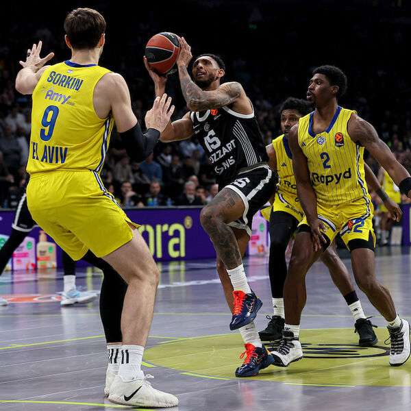 PARTIZAN RAZBIJEN NA SITNE DELIĆE! Makabi uništio crno-bele na debiju Penjaroje i Pejna (Foto)