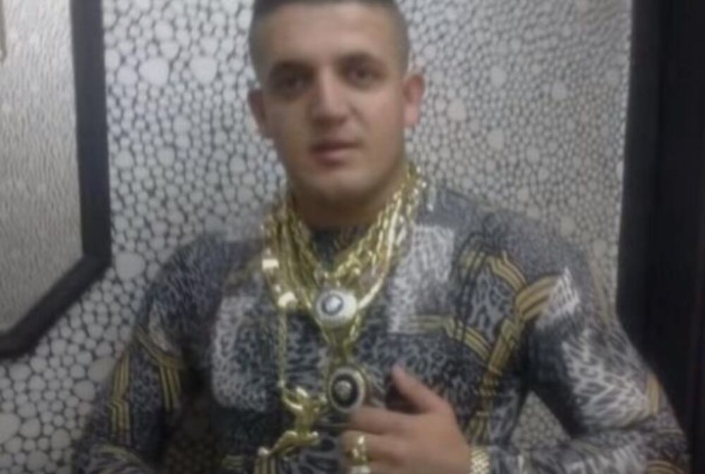 Šneki Versaće, Albanac