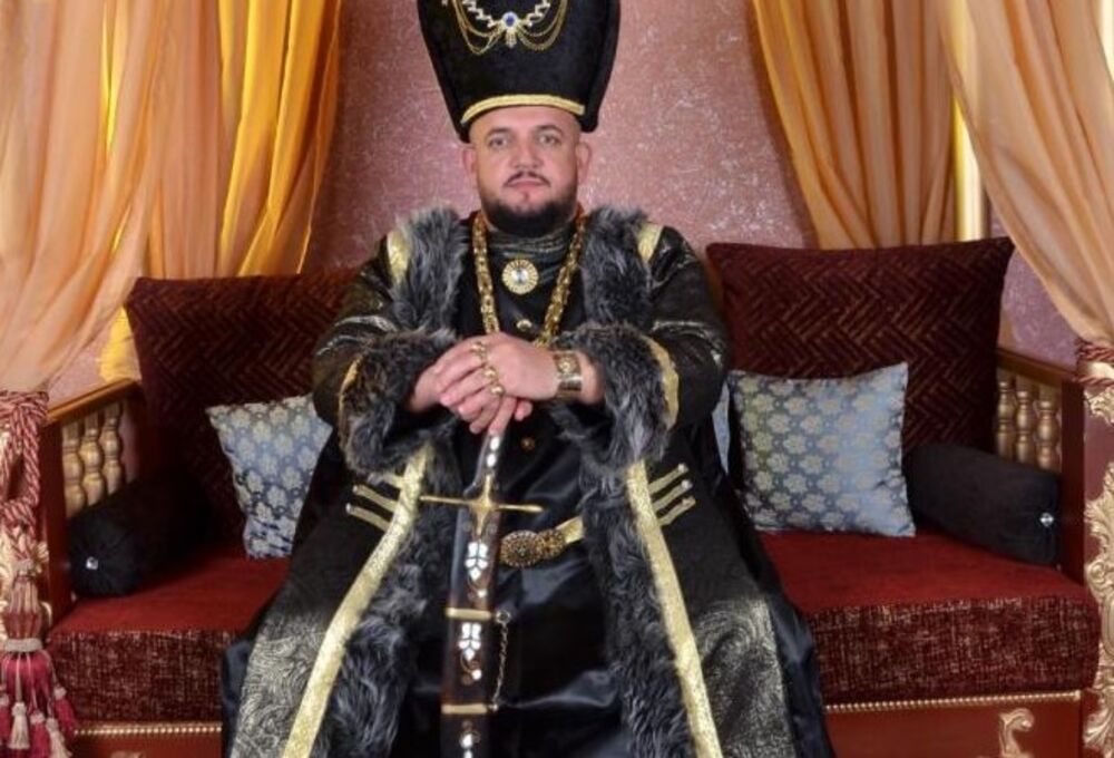 Šneki Versaće, Albanac