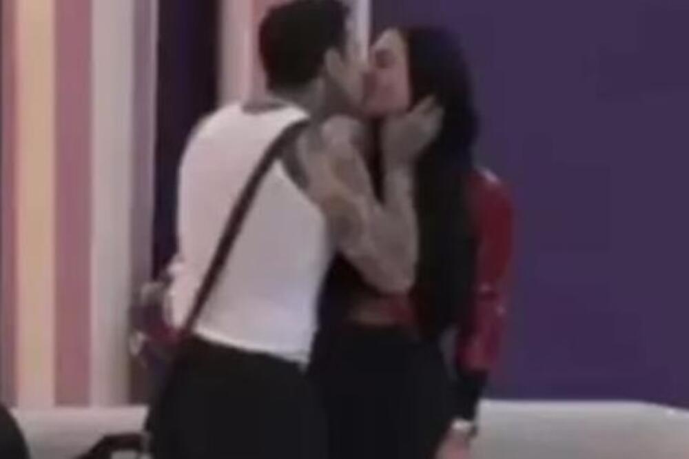 SVI ČEKAJU AKCIJU! Palo jako razmenjivanje intime, kamera snimila Maju i Filipa u zanosu, PLJUŠTI NA SVE STRANE