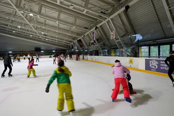 КLIZANJE U &bdquo;PIONIRU&rdquo;: Zimska zabava za sve uzraste