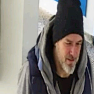 OVAJ MUŠKARAC JE OSUMNJIČEN DA JE IZBO ŽENU NA NOVOM BEOGRADU! Ako ga vidite zovite POLICIJU, hitno se OGLASIO MUP