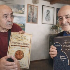 5 decenija ovaj čovek radi kao novinar - Fića beleži tradiciju širom Srbije: Svima kaže - u penziji samo na papiru