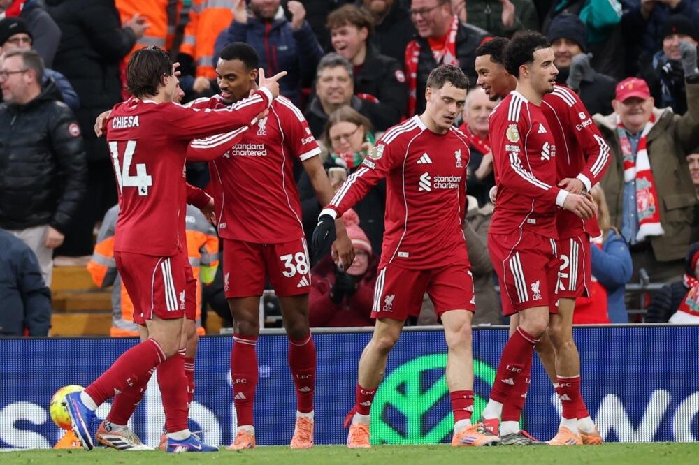 Emotivno veče na Enfildu: Deca Dioga Žote kao maskota - na tribinama i supruga i pobeda Liverpula (Foto)