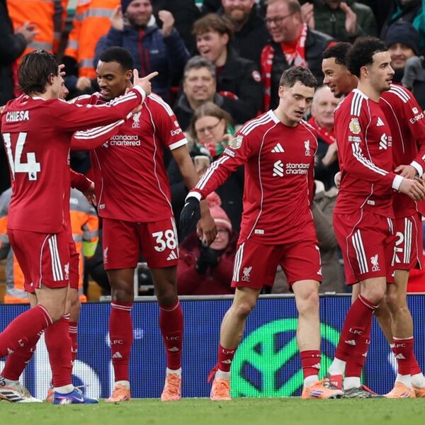 Emotivno veče na Enfildu: Deca Dioga Žote kao maskota - na tribinama i supruga i pobeda Liverpula (Foto)