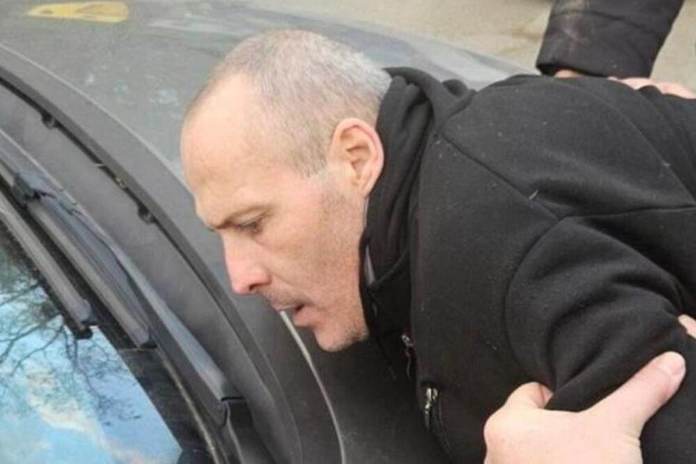 PRVA SLIKA HAPŠENJA MUŠKARCA KOJI JE ŽENU PRED UNUKOM IZBO NOŽEM: Ovako je dolijao u ruke policije (FOTO)