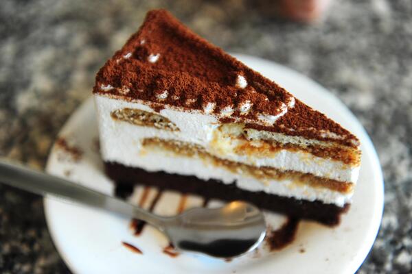 Tiramisu na srpski način: Pravo čudo na tanjiru koje se topi u ustima, tamaniće ga i ko kaže da ne jede slatko