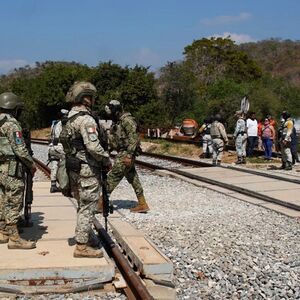 Voz ispao iz šina, poginulo 13 osoba! Ogroman broj povređenih u železničkoj nesreći u Meksiku (FOTO)
