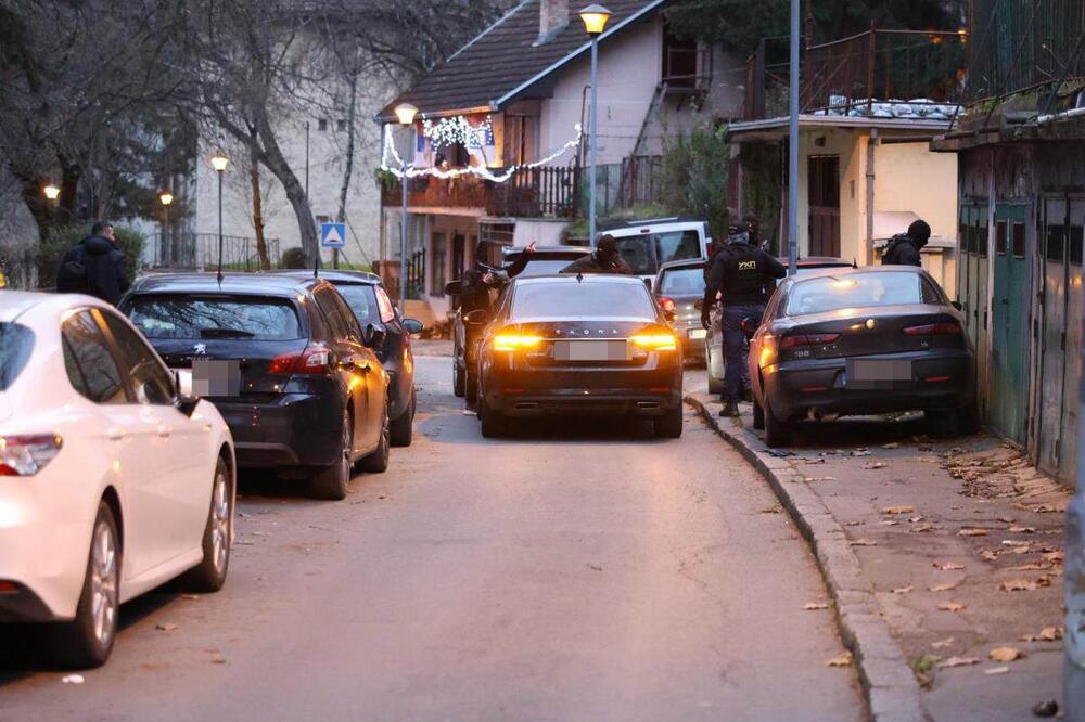 UŽAS NA PUMPI "ZMAJ 1": Čovek se nije micao iz auta, RADNICA PRIŠLA i ugledala HOROR!