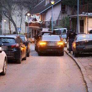 UŽAS NA PUMPI "ZMAJ 1": Čovek se nije micao iz auta, RADNICA PRIŠLA i ugledala HOROR!