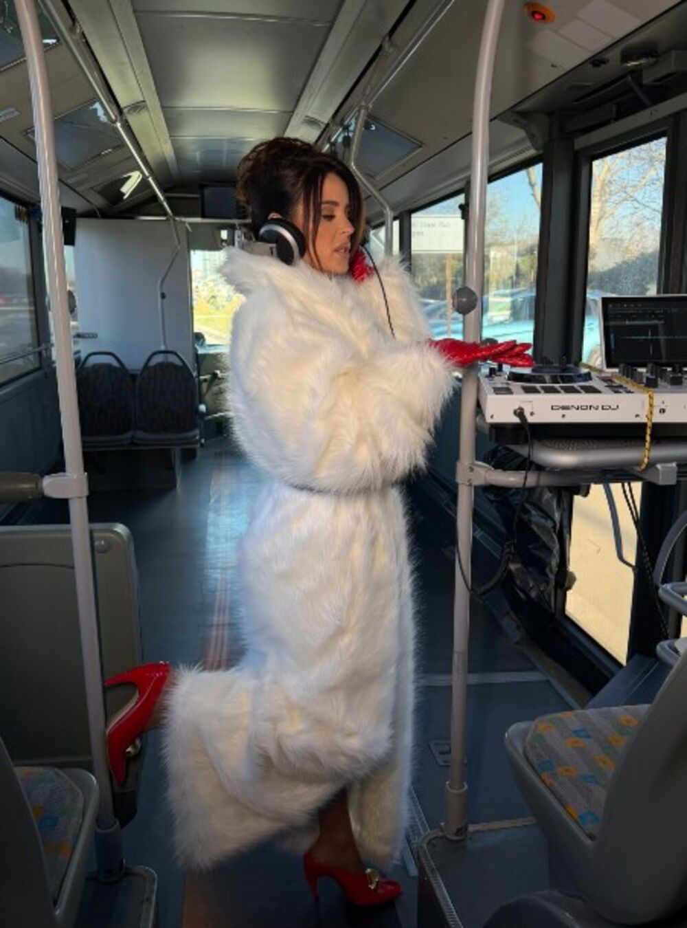 Višnja u autobusu kao Baba Mrazica