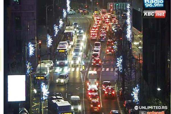 POPODNEVNI ŠPIC UOČI NOVE GODINE: Totalni kolaps u Beogradu, vozila MILE, ovde je NAJGORE! (FOTO)