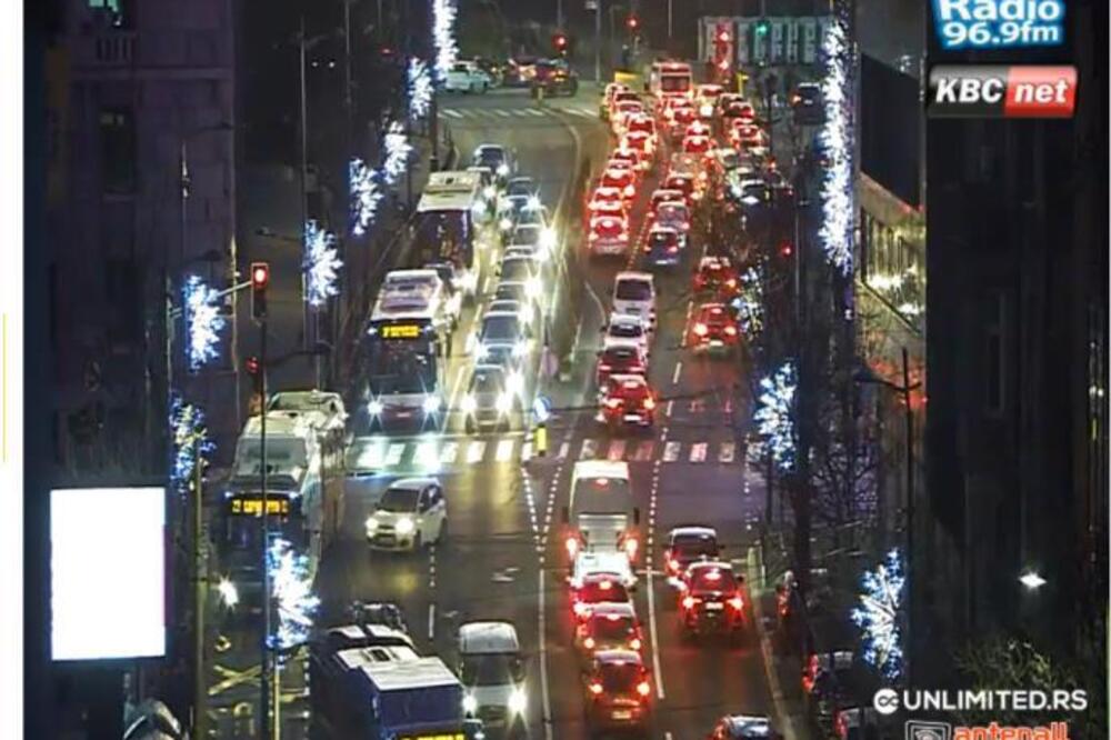 POPODNEVNI ŠPIC UOČI NOVE GODINE: Totalni kolaps u Beogradu, vozila MILE, ovde je NAJGORE! (FOTO)