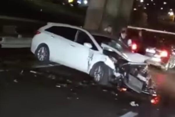 Teška saobraćajna nesreća kod Vrčina: Džip potpuno smrskan, delovi rasuti po celom putu! (VIDEO)