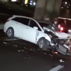 Teška saobraćajna nesreća kod Vrčina: Džip potpuno smrskan, delovi rasuti po celom putu! (VIDEO)