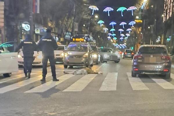 ČOVEK LEŽI NASRED ULICE: Strašan prizor u centru Beograda, automobil ga POKOSIO dok je pretrčavao na crveno!