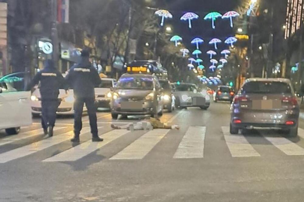 ČOVEK LEŽI NASRED ULICE: Strašan prizor u centru Beograda, automobil ga POKOSIO dok je pretrčavao na crveno!