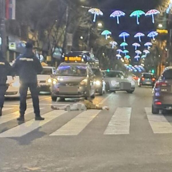 ČOVEK LEŽI NASRED ULICE: Strašan prizor u centru Beograda, automobil ga POKOSIO dok je pretrčavao na crveno!