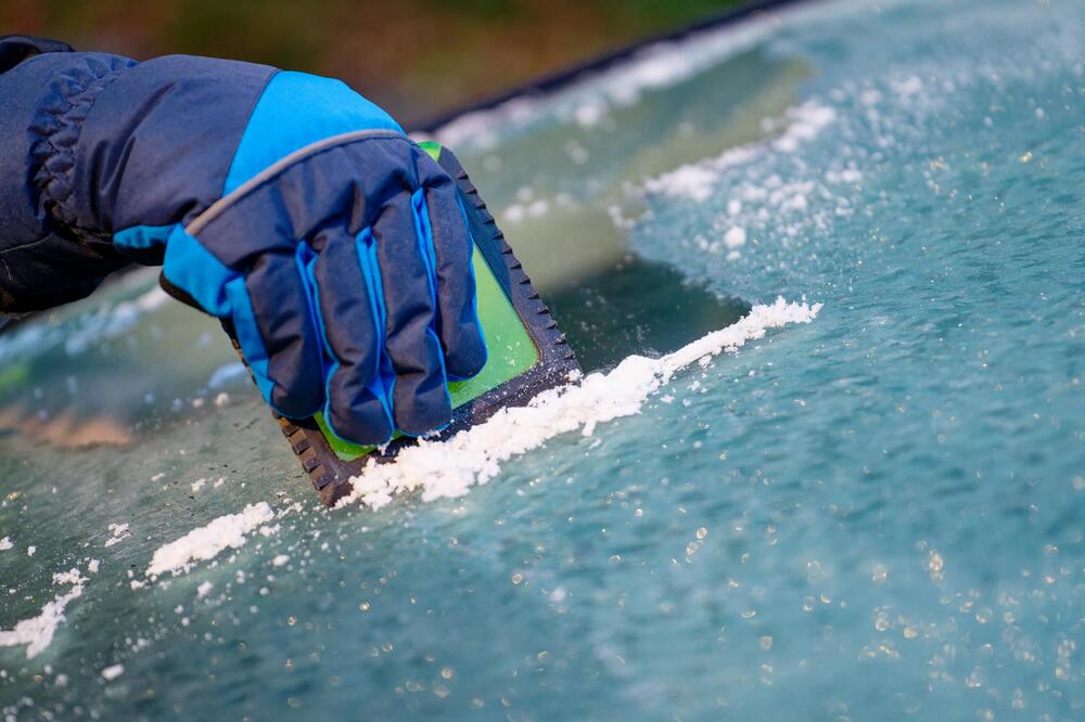 EVO ŠTA PREDSTAVLJAJU CRNE TAČKICE NA ŠOFERŠAJBNI: Verovatno ih niste primetili tokom vožnje, ovo je njihova svrha!
