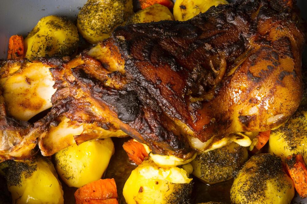 Ako ovako pečete svinjski but, bacate meso! Evo kako da ispadne savršen, zbog 1 greške iz rerne, bude suv kao barut