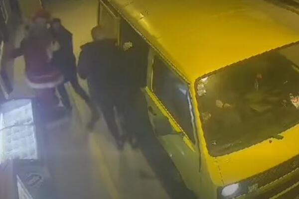 KO BI OVO URADIO?! Nadzorne kamere sve zabeležile: Kradu Deda Mraza kao da je gorivo - SNIMAK ĆETE GLEDATI IZNOVA