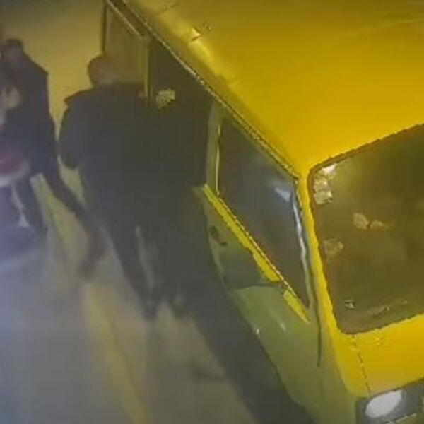 KO BI OVO URADIO?! Nadzorne kamere sve zabeležile: Kradu Deda Mraza kao da je gorivo - SNIMAK ĆETE GLEDATI IZNOVA