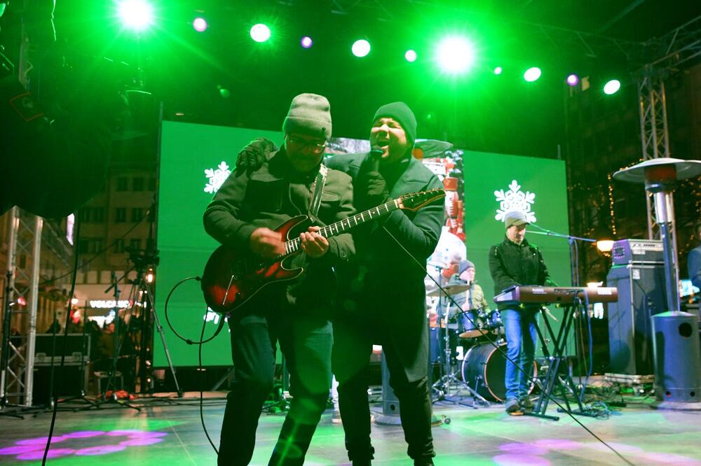 BOJAN MAROVIĆ I &bdquo;UNA SAGA SERBICA&rdquo; NA &bdquo;BEOGRADSKOJ ZIMI&ldquo;: Nastupima oduševili publiku na Trgu republike