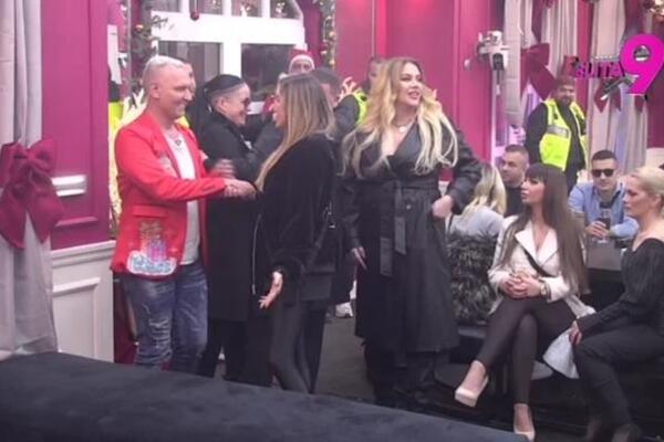 POSLE EKSPLICITNIH PORUKA NA RED DOŠLE I GAĆE! Stara koka i mlada piletina u klinču - intima izneta na Pinku, jao!