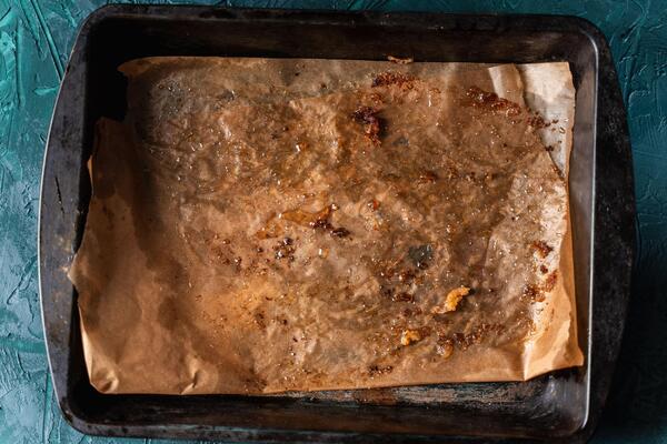 Ako ste sinoć pekli meso! Sipajte ovaj sastojak u prljav pleh i gledajte kako se masnoća sama odvaja od dna