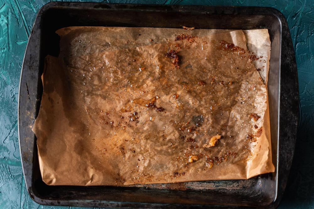 Ako ste sinoć pekli meso! Sipajte ovaj sastojak u prljav pleh i gledajte kako se masnoća sama odvaja od dna