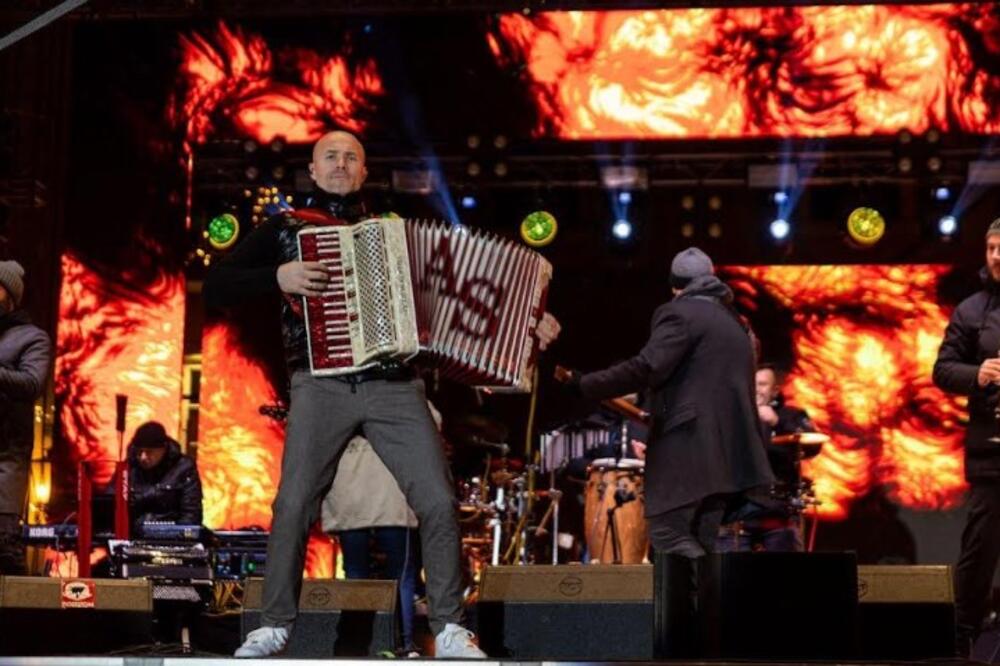 Aleksandar Sofronijević i orkestar nakon Kotora nastupili na Zlatiboru za doček Nove godine (VIDEO)