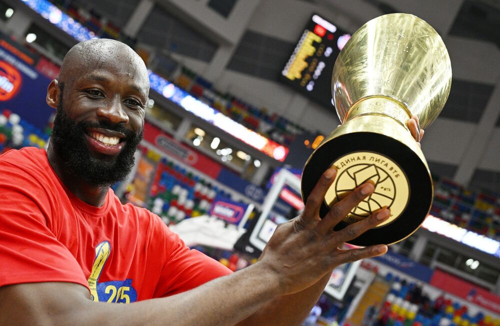 Tonje Džekiri sa trofejem  VTB lige