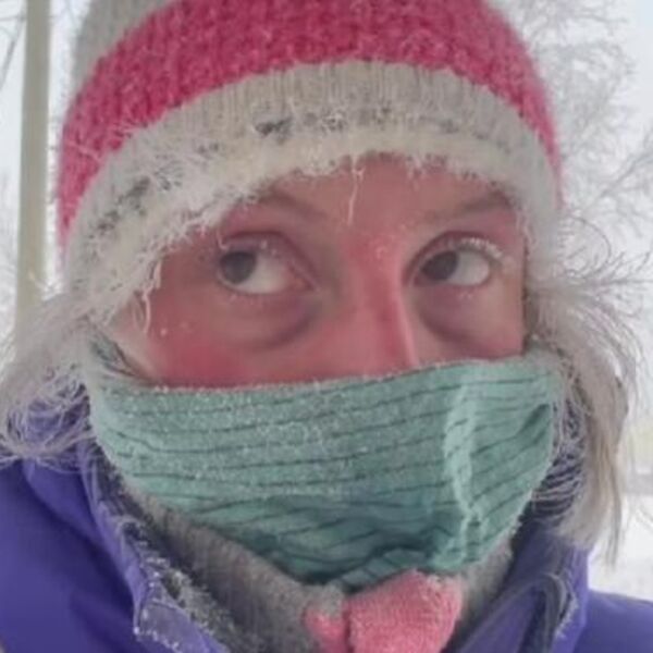 ONA ŽIVI NA MINUS 40 STEPENI CELZIJUSA! Sve otkrila u snimku, kad vidite kako sprema BEBU ZA HLADNOĆU... (VIDEO)