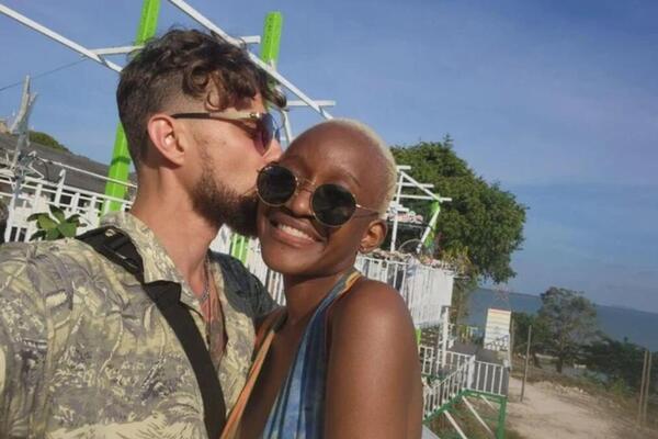 LUDO SE ZALJUBIO U AFRIKANKU, A KAD JE OTIŠAO KOD NJE...U njenom plemenu NIKO NE NOSI GAĆE, a zbog ovog je ZANEMEO!