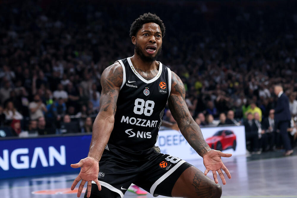 Usijanje na društvenim mrežama: Misteriozna poruka Tajrika Džonsa!