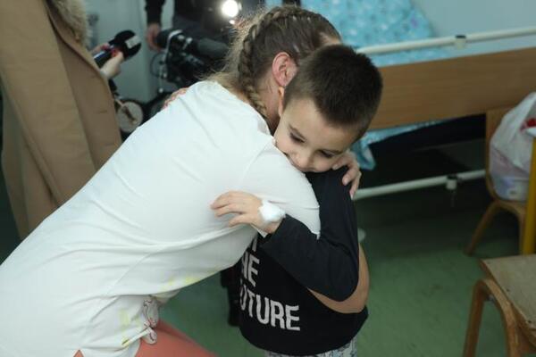 Kurir obradovao decu u KBC "Dr Dragiša Mišović"