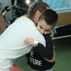 Kurir obradovao decu u KBC "Dr Dragiša Mišović"