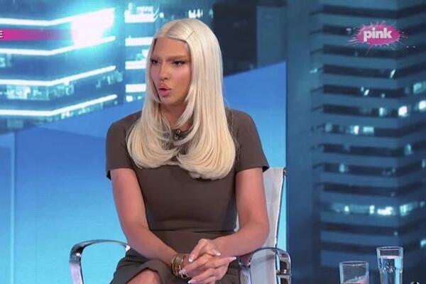 KARLEUŠA U UŽIVO PROGRAMU ZAJAHALA MUŠKARCA! Sve išlo na Pinku, čovek NIJE ZNAO ŠTA GA JE SNAŠLO - VIRE JOJ TANGE