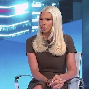 KARLEUŠA U UŽIVO PROGRAMU ZAJAHALA MUŠKARCA! Sve išlo na Pinku, čovek NIJE ZNAO ŠTA GA JE SNAŠLO - VIRE JOJ TANGE