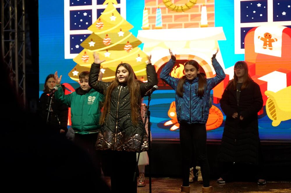 MUZIČKA ČAROLIJA NA &bdquo;BEOGRADSKOJ ZIMI": U Parku Vojvode Vuka koncert održala vokalna grupa &bdquo;Nađi svoju zvezdu"