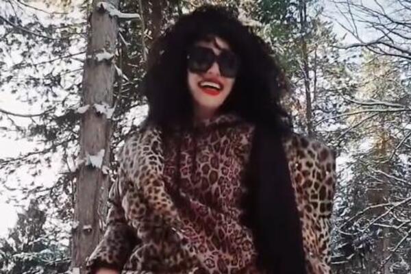 ZALEĐENA U VREMENU! Liki u leopard jakni na SNEGU, ovakva mačka ne viđa se svaki dan - OTOPIĆE SNEG ZGODNOĆOM