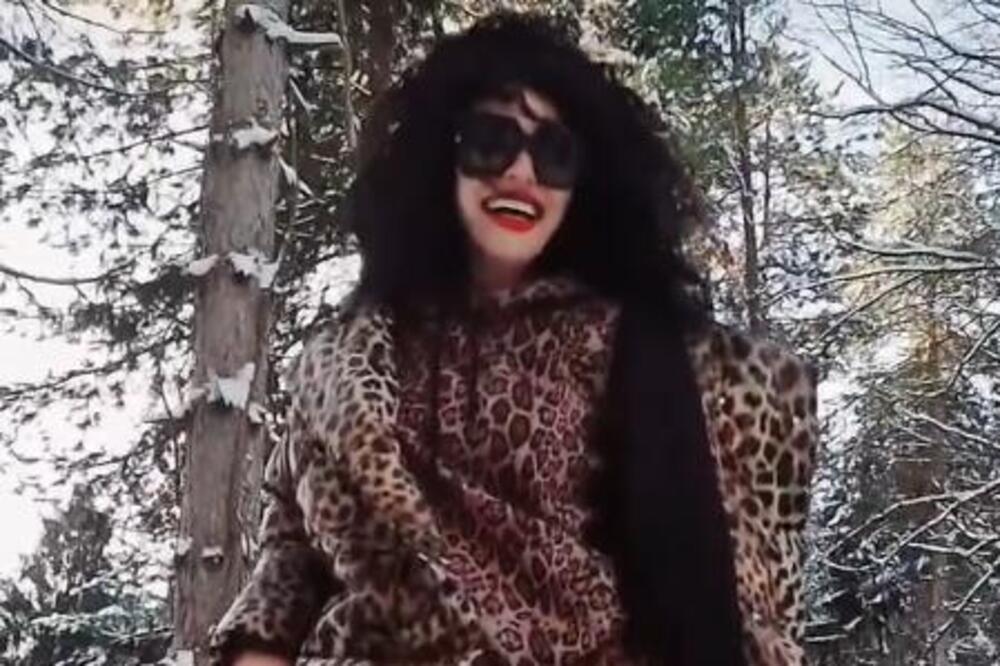 ZALEĐENA U VREMENU! Liki u leopard jakni na SNEGU, ovakva mačka ne viđa se svaki dan - OTOPIĆE SNEG ZGODNOĆOM