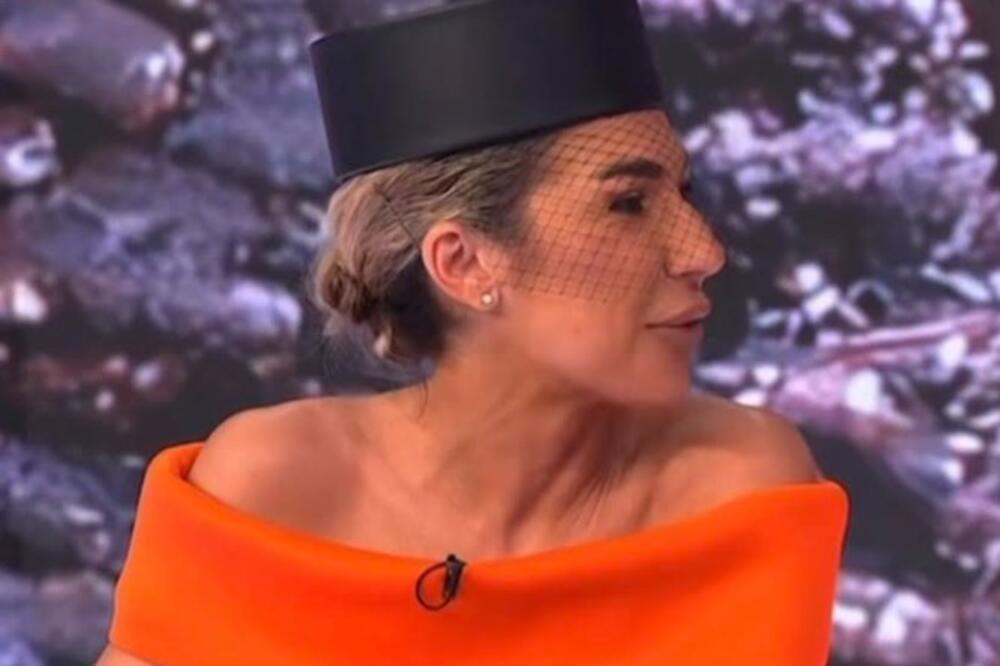 SKINULA SE PA VIKALA U UŽIVO PROGRAMU I DOBILA PECKU! Evo šta je UZROK ovakvog ponašanja Jovane Jeremić na Pinku