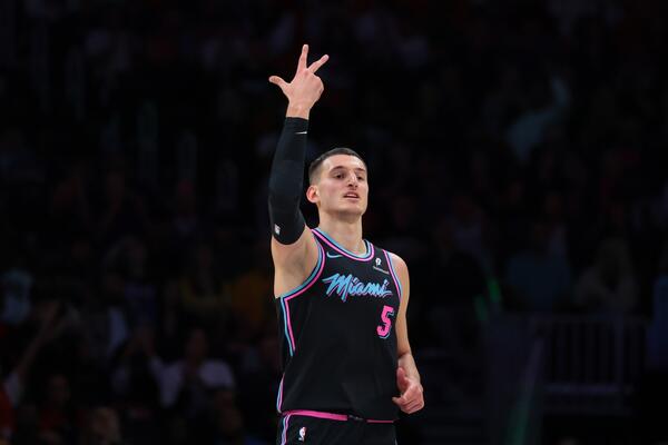 Nikola Jović ne planira da stane sa usponom forme! Drugi strelac Hita i pad Pelikansa (Video)