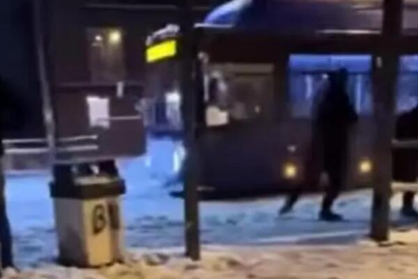 DECA GAĐALA AUTOBUS 551 U VELIKOJ MOŠTANICI GRUDVAMA, A ONDA JE IZAŠAO MAJSTOR SA ŠIPKOM U RUKAMA: Skandal u BG!