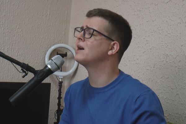 Kao dečak zaradio prve pare pevajući u kafani da bi pomogao majci: Miloš živi u garsonjeri, priča će vas naježiti