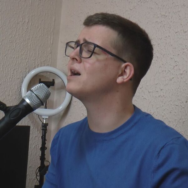 Kao dečak zaradio prve pare pevajući u kafani da bi pomogao majci: Miloš živi u garsonjeri, priča će vas naježiti