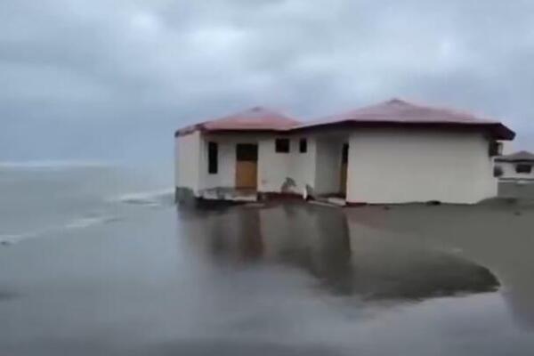 Apokaliptični prizor na Adi Bojani! Talasi uništavaju sve pred sobom, more razorilo kućice na obali, užas! (VIDEO)