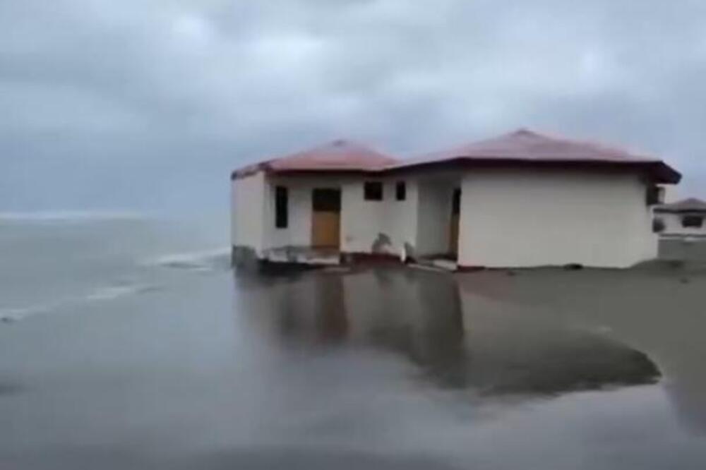 Apokaliptični prizor na Adi Bojani! Talasi uništavaju sve pred sobom, more razorilo kućice na obali, užas! (VIDEO)